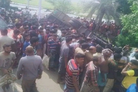 সড়ক দুর্ঘটনায় নিহত শিক্ষকদের বাড়িতে শোকের মাতম  